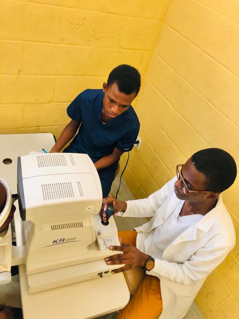 Optométriste qualifié et plus encore